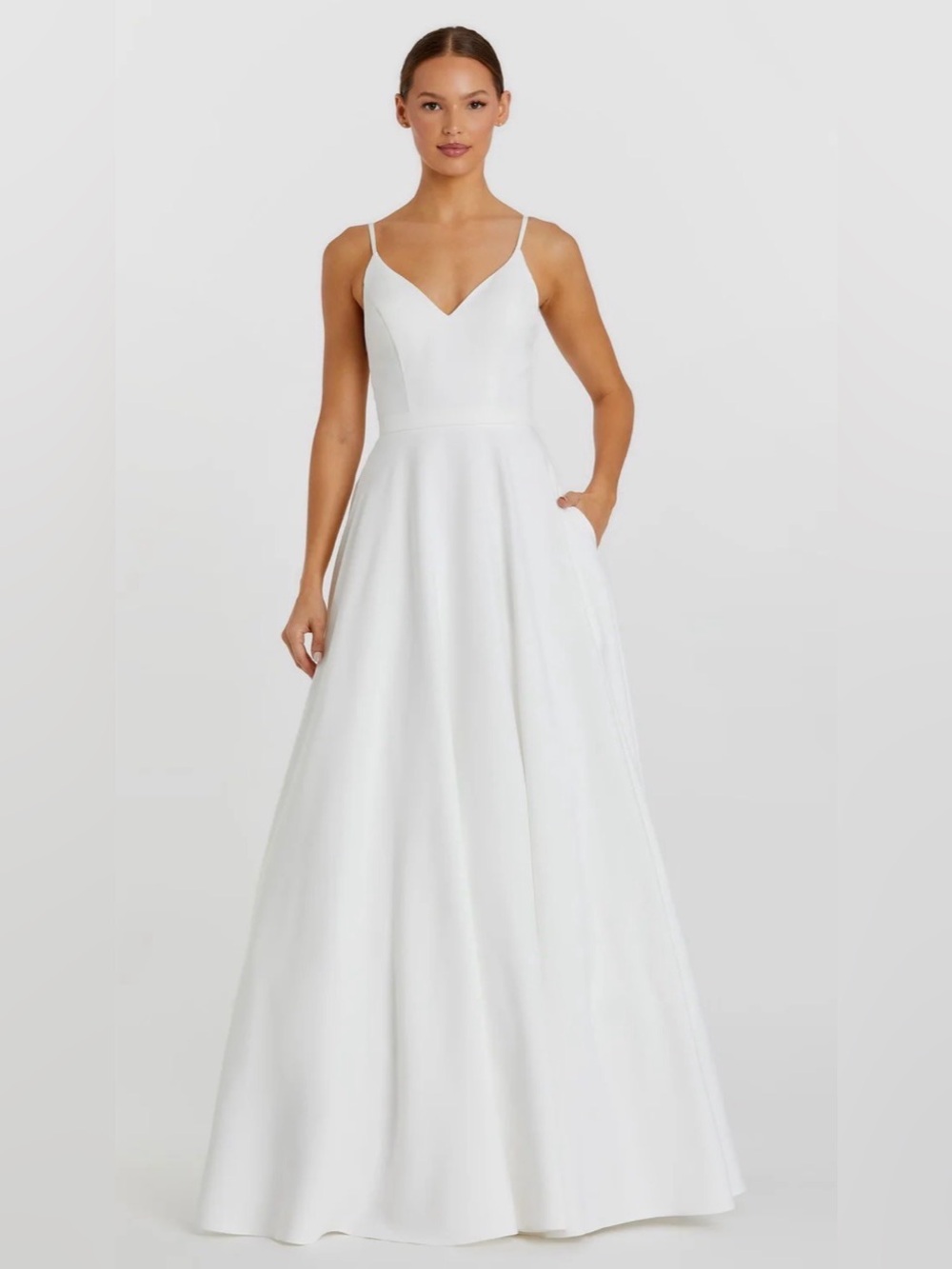 IEENA FOR MAC DUGGAL
White Classic A-Line V-Neck Ball Gown Size 12 NWOT